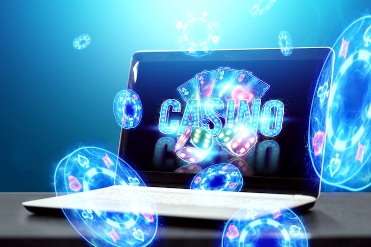 Pengguna memeriksa dompet digital di ponsel